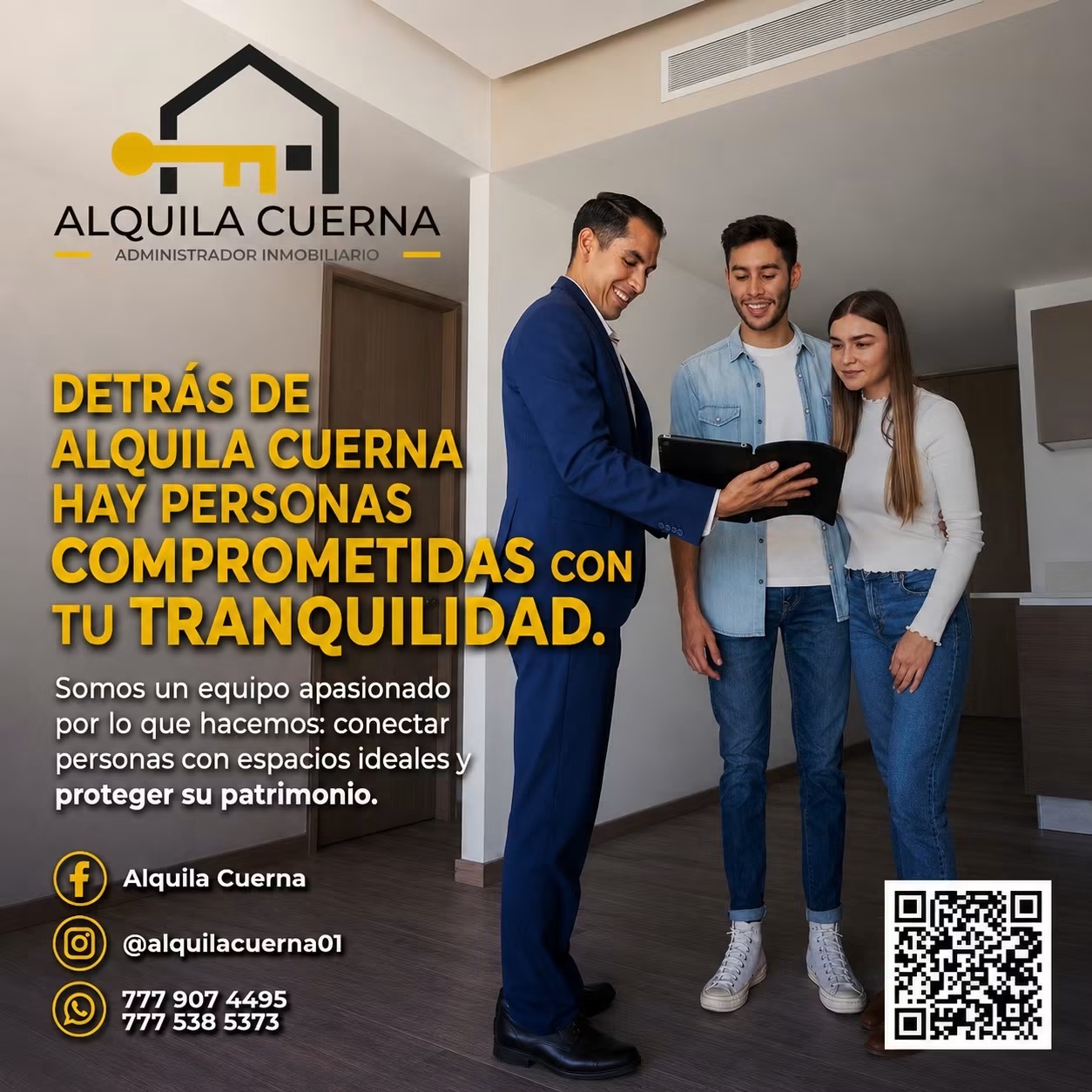 Equipo inmobiliario atendiendo a clientes